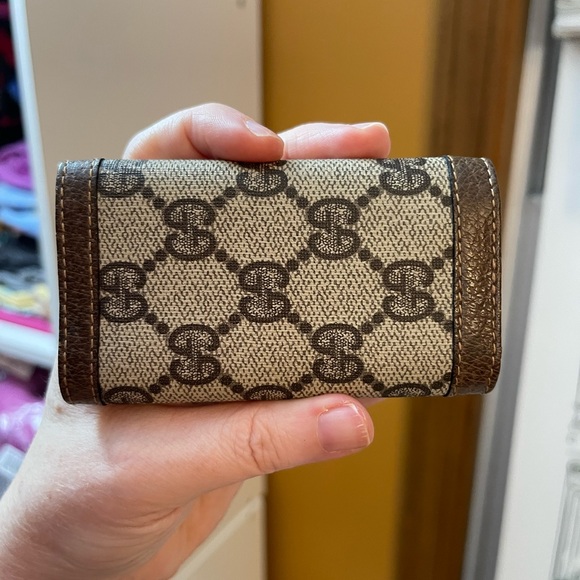 Gucci Monogram Four Key Holder With 16 Inch Unbranded Gold Chain - Picture 3 of 16